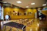 昔懐かしい音楽室はそのままの姿で。小学校で使われていたピアノや木琴を含む楽器を自由に演奏することができる（写真撮影／土屋比呂夫）