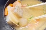 お箸で軽く寄せると、具材がゴロリ。野菜不足が気になる人に嬉しい、具沢山です（筆者撮影）