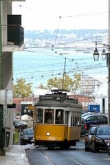 リスボンの旧型トラム路線がテージョ川をバックに（筆者撮影）
