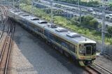 車体カラーは金色という12000系車両（記者撮影）