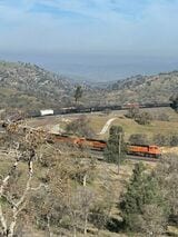 1876年に完成した1.17kmのループ線「テハチャピループ」を行く長大の貨物列車（筆者撮影）