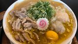 ラーメン王国として知られる山形県でも屈指の人気を誇る「新旬屋 本店」。独自の調理法で生み出されるメニュー｢金の鶏中華｣は絶品だ。しかし、店主・半田新也さんに話を聞くと、これまでのラーメン人生では、失敗も数多くあったという（筆者撮影）