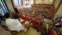 需要増の｢人形供養｣3000体が並ぶ供養祭に潜入