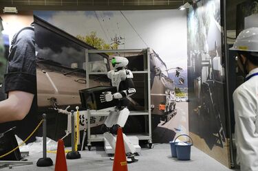 JR西「人型重機」の人機一体、2足歩行ロボで新展開 「マクロス」の河 JR西「人型重機」の人機一体、2足歩行ロボで新展開 「マクロス」の河