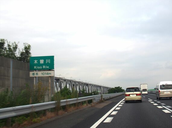 東海道新幹線と並行する名神木曽川橋(筆者撮影)