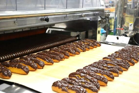 エンローバーにてチョコがけされたエクレア（提供画像）