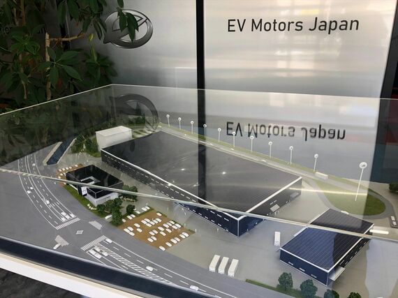 「ゼロエミッション e-PARK」の完成予想モデル。EVモーターズ・ジャパン本社にて（筆者撮影）