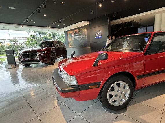 エントランスホールには、防府工場の生産第1号である1980年代の「カペラ」が展示されていた（写真手前）