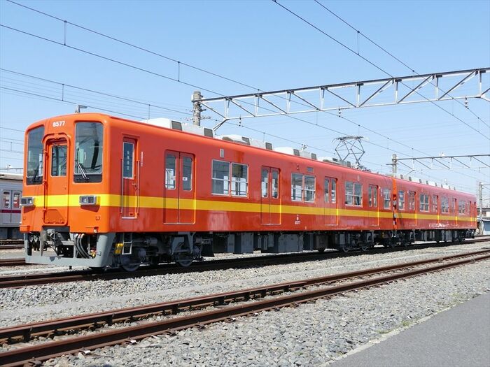 亀戸線を走るリバイバルカラーの8000系