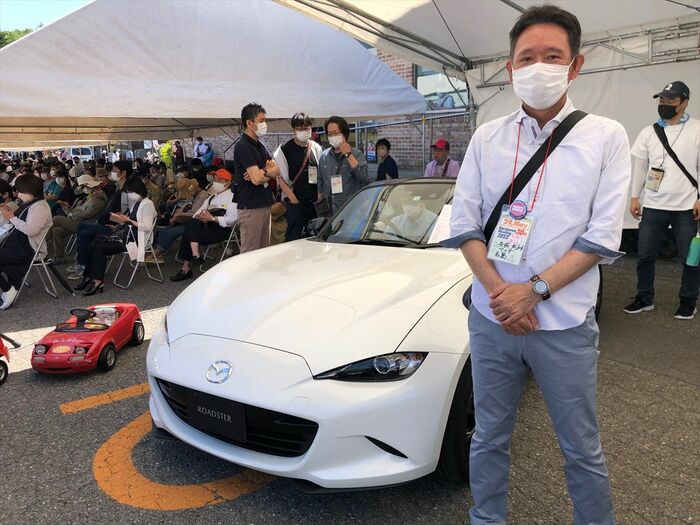 ND主査の齋藤茂樹氏。990Sの展示車の前で