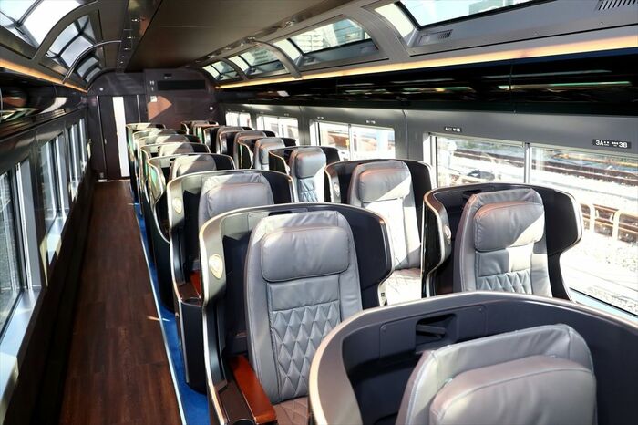 プレミアムグリーン車は横2列のゆったりしたシート配列だ
