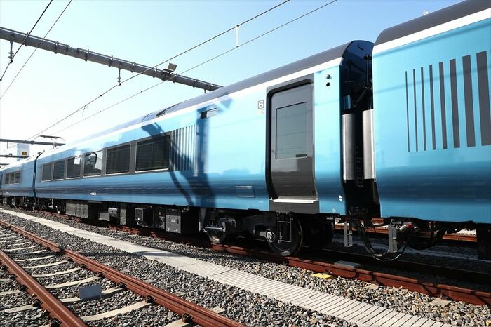 青い塗装は光の加減で大きく印象を変える