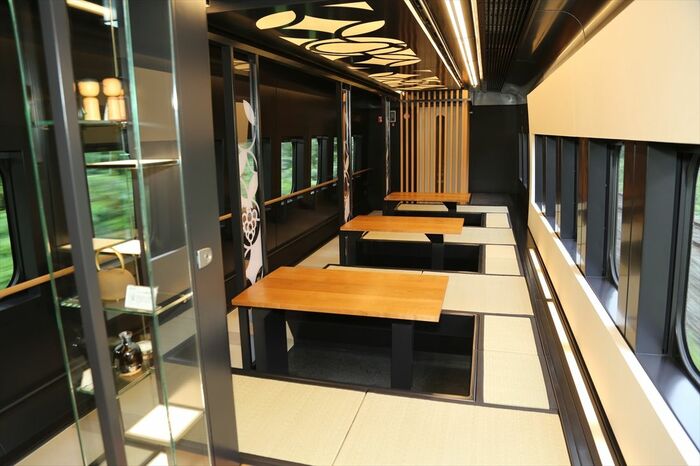 「とれいゆ つばさ」の車内