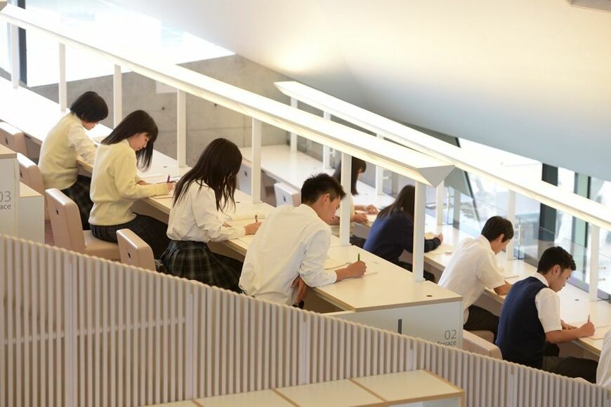十分に席数がある自習室で勉強する学生たち