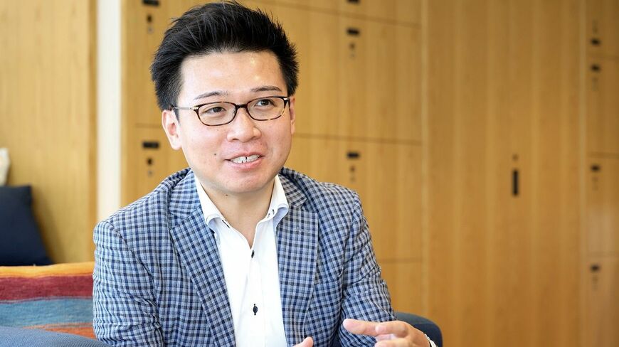 IT関連企業の会社員時代から数々の資格取得に挑戦し、現在は「IT×社労士」の組み合わせを強みとする「はやし総合支援事務所」代表の林さん。資格を通じ人生を切り開いてきたライフストーリーをお届けします（撮影：尾形文繁）
