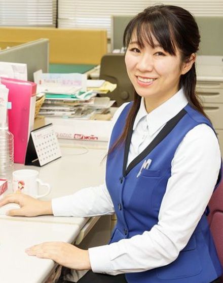 社内でデスクワーク中の望月さん（筆者撮影）