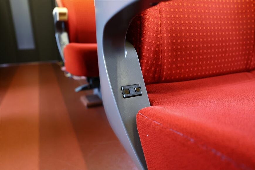 通路側座席のコンセント（撮影：尾形文繁）