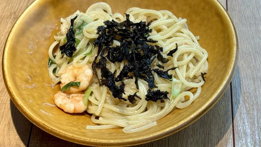 店内で丁寧にだしをとり、旨みが詰まったソースは醤油ベースのあっさりながらもコクのある味わい。もっちもちの麺に蟹も海老もしっかりと存在感がある（写真：筆者撮影）