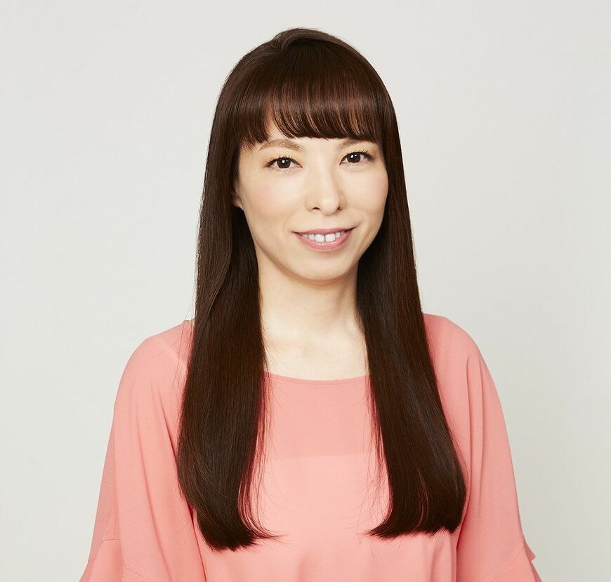 アートネイチャーの矢島和子さん。毛髪診断士として髪に関するアドバイスを行うヘアカウンセラーを9年務め、延べ約2万人の髪の悩みを解決。2002年から女性用ウィッグの企画に携わり、ヘアカウンセラーの教育担当などを経て、2012年より現在までヘアケア商品の開発を担当。累計200万本の大ヒット商品「LABOMOヘアカラートリートメント」シリーズや、白髪・薄毛を瞬間的にカバーする商品、増毛パウダー「アートミクロン」シリーズのリニューアル開発にも携わる。2010年より「ショップチャンネル」に出演