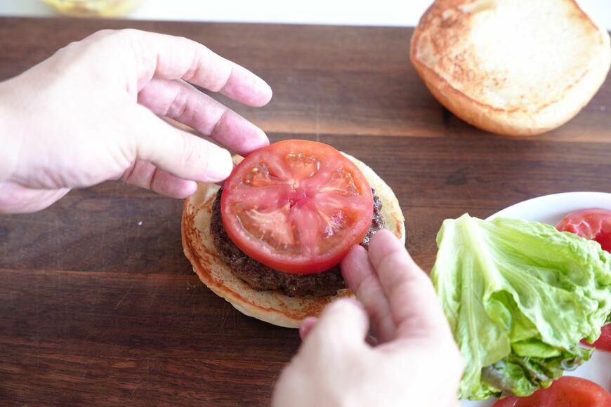 ハンバーガーを組み立てているところ