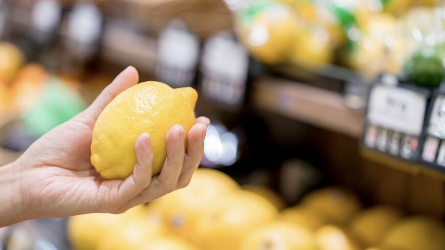 スーパーで手にとったレモン