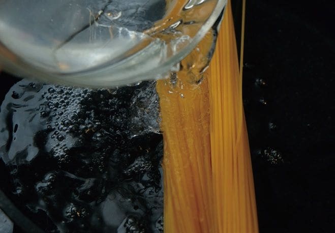 沸騰してからではなく、水からゆではじめるのがコツ（筆者撮影）