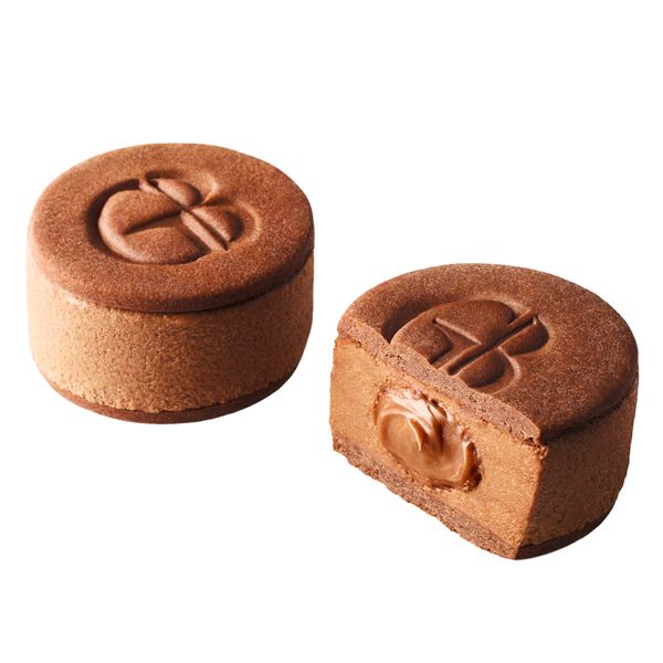 バターサンド「ショコラ」。カカオ99%のチョコレートを使用した濃厚バターチョコレートクリームの中央には、ヘーゼルナッツガナッシュのフィリングが（税込648円／個。写真提供：ゴディバ）