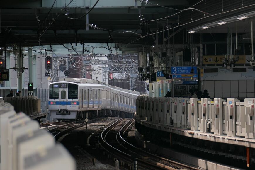 向ヶ丘遊園駅へ向けて走り去る各駅停車。この先は高架から地上へ下っていく（記者撮影）