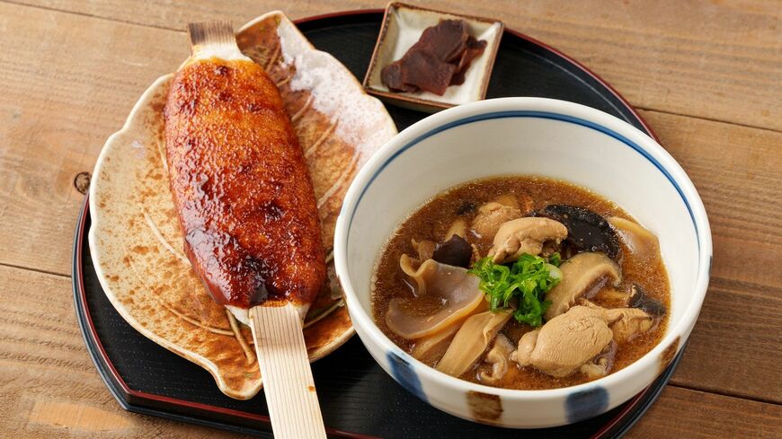 「新城鶏フェスタ」で販売された「鶏とろきのこ汁と五平餅セット」950円（写真：新城鶏学会）