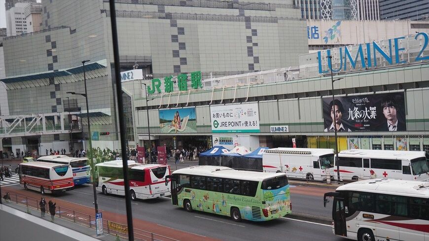JR新宿駅南口前の甲州街道ではバスタ新宿に発着するバスが連なる（筆者撮影）
