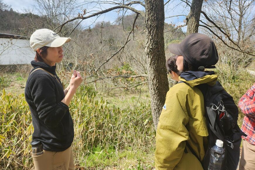 山を案内する猟師の翔子さん（左）（写真：筆者提供）