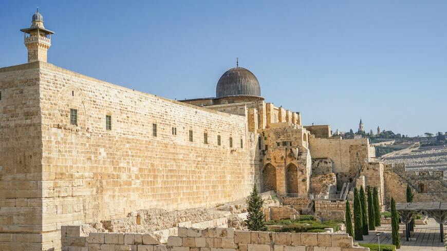 イスラム教徒がラマダン月に礼拝するアルアクサ・モスク（写真・ rasinona／PIXTA）