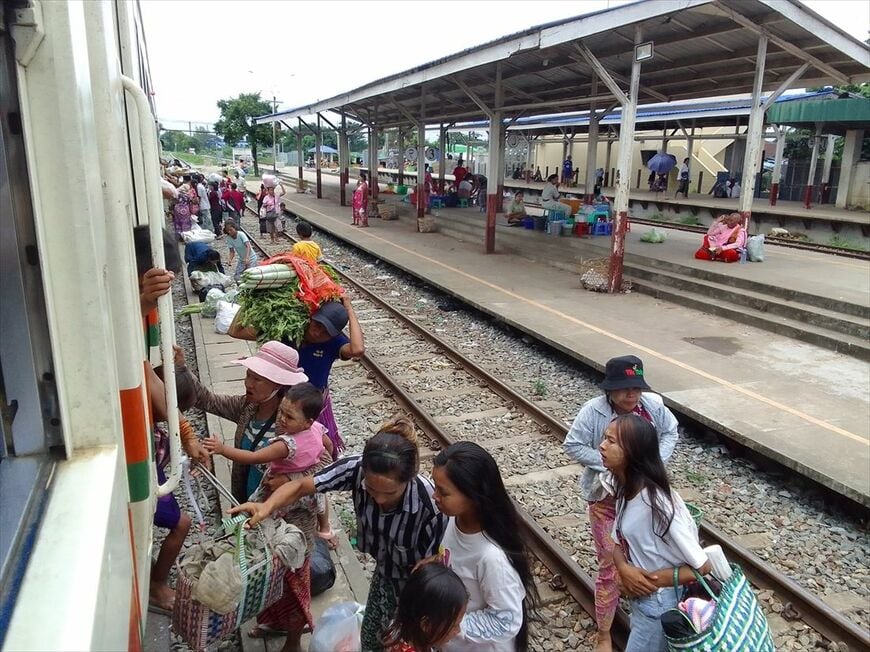 行商人の多いダニンゴン駅。環状線側のホームのみ高床化されている（筆者撮影）