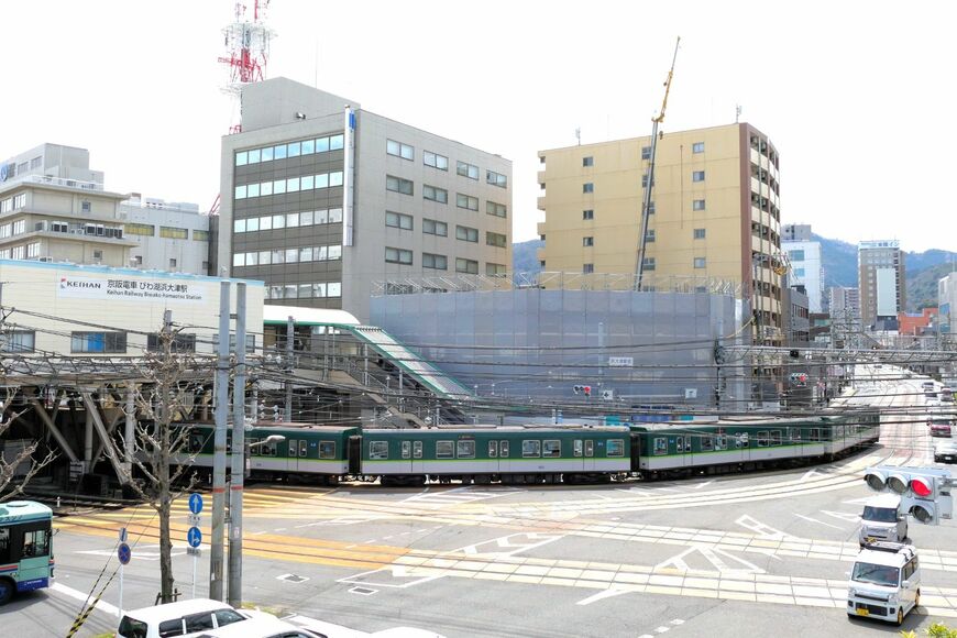 現在は京阪本線の車両と同じ緑と白の塗り分け。駅名も「びわ湖浜大津」に。併用軌道を走る4両編成の路面電車（記者撮影）