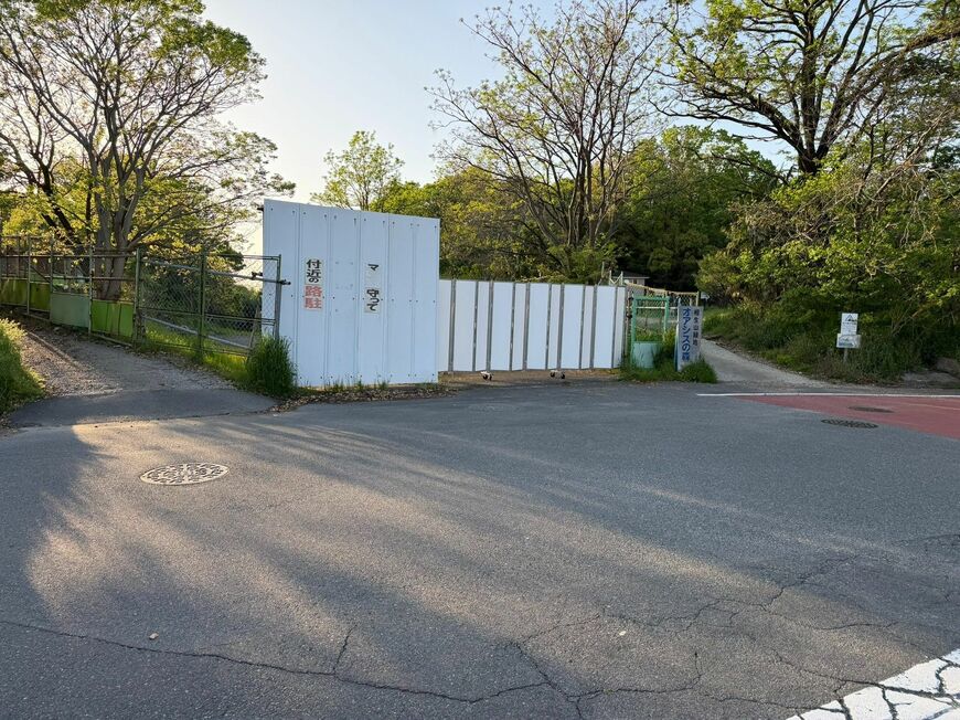 建設が凍結された相生山緑地内の道路（写真：河野博子撮影）