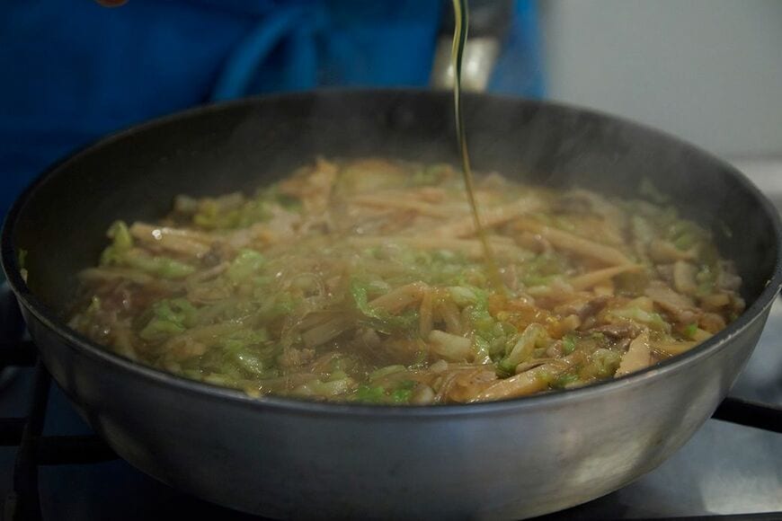 最後に風味づけのごま油をたら～り、で春巻の“あん”の完成！ （写真：吉澤健太）