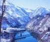 雪晴れの絶景、第三只見川橋梁を行く蒸機列車