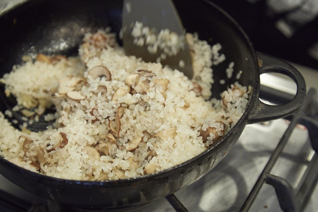 米が鍋底に貼りつきがちなので、鍋底からかきまわすように炒めて（写真：吉澤健太）