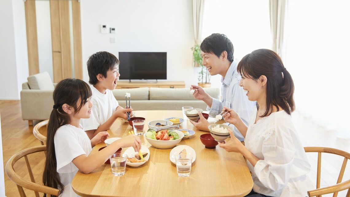 自宅で食事をするファミリー