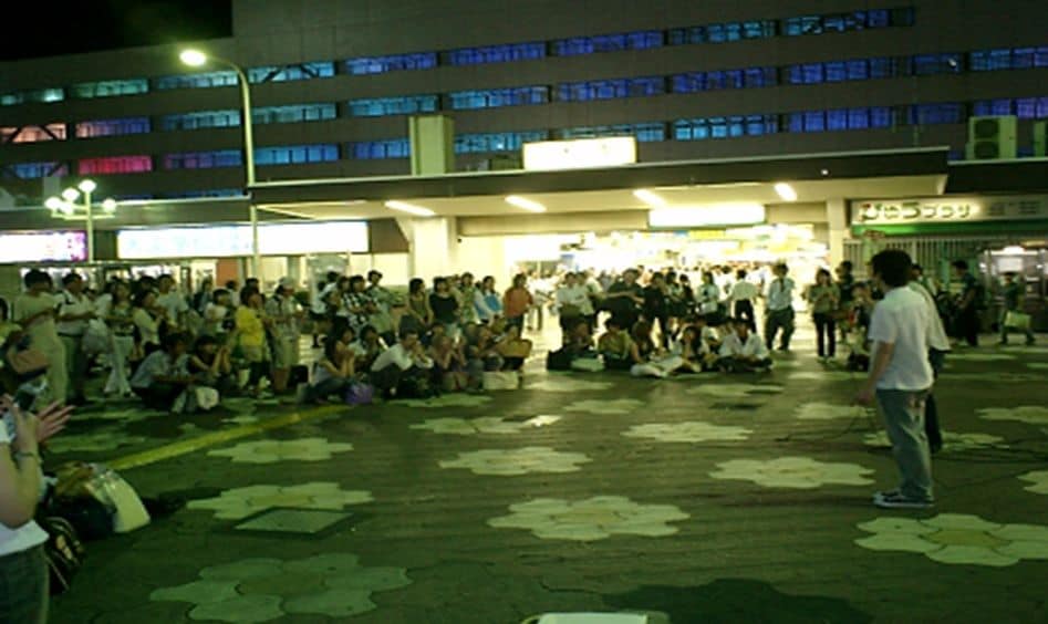 90年代初頭、駅前には多くの人たちが路上ライブを見に集まっていた（写真：柏市中心市街地整備課提供）