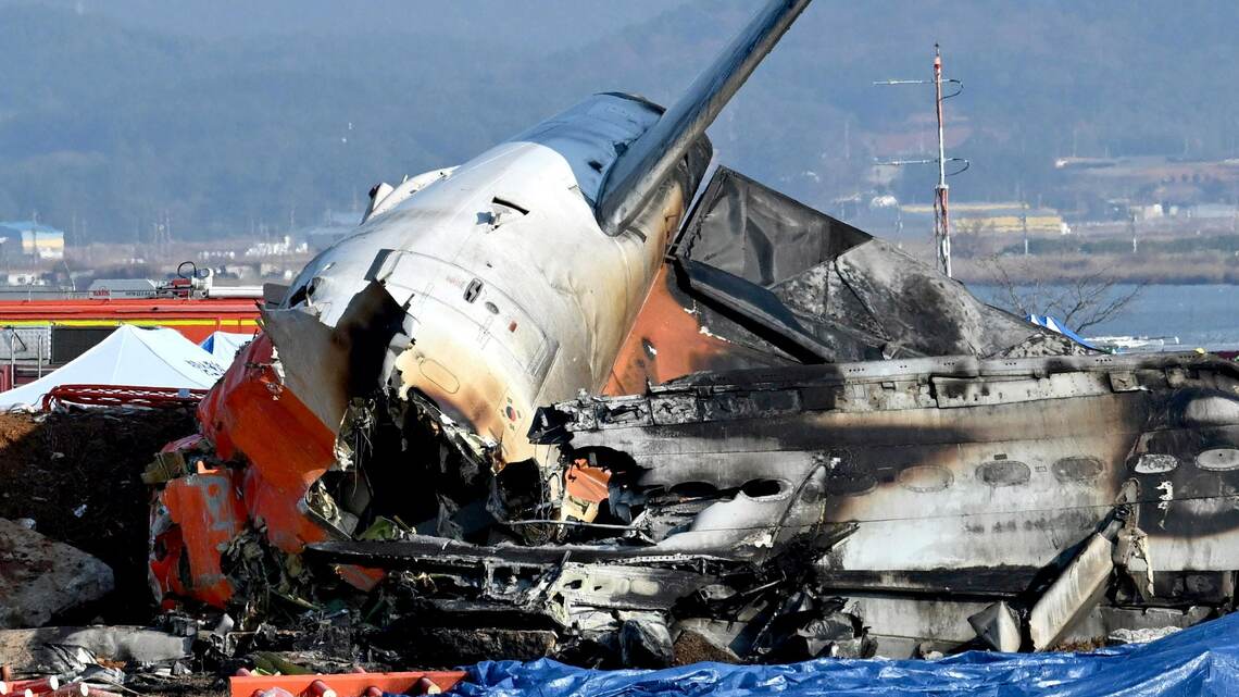 2024年12月29日午前、韓国南部・務安(ムアン)空港に着陸しようとして失敗、炎上したチェジュ航空機(写真・ソウル新聞)