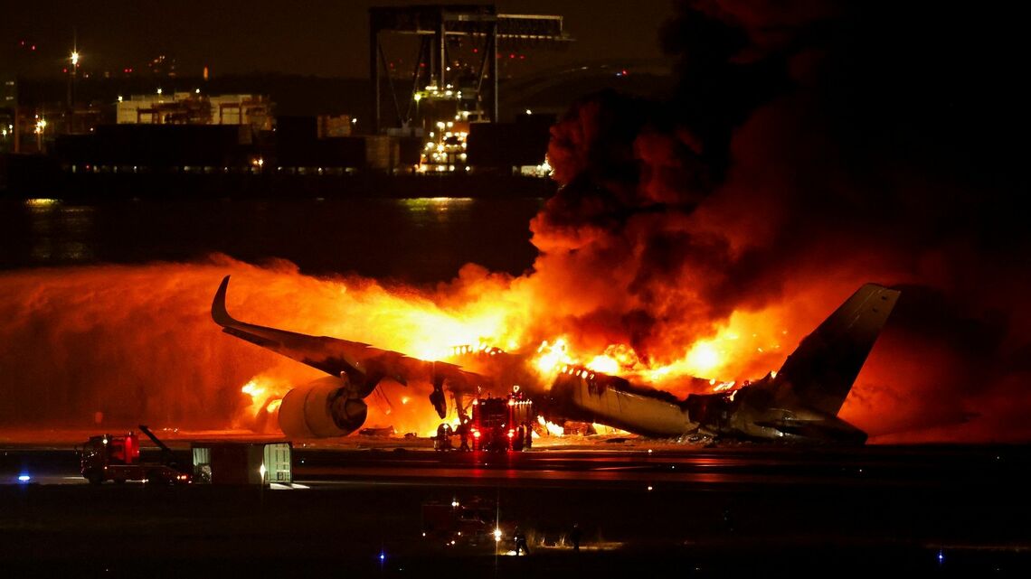 1月2日、羽田空港の滑走路上で海保機と衝突し炎上するJAL機。JAL機の乗員乗客379人は全員脱出したが、海保機の乗員5人が死亡した(写真:ロイター/アフロ)