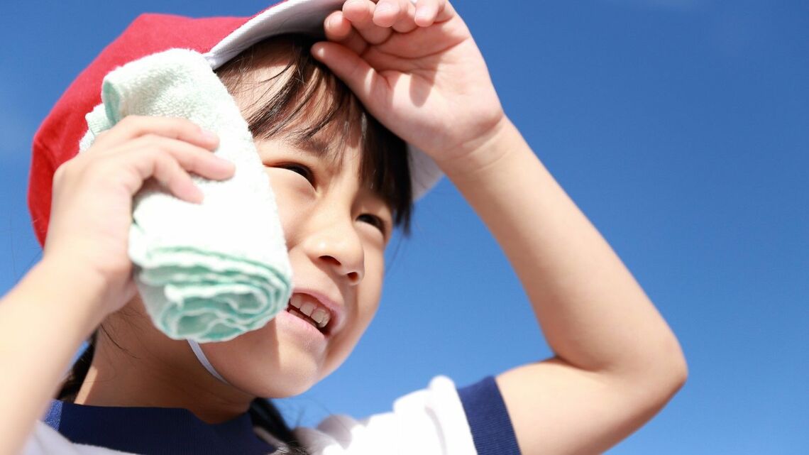 夏に先駆けて、学校や園での日焼け止めの扱いについて考えてみませんか(写真:Satoshi KOHNO/PIXTA)