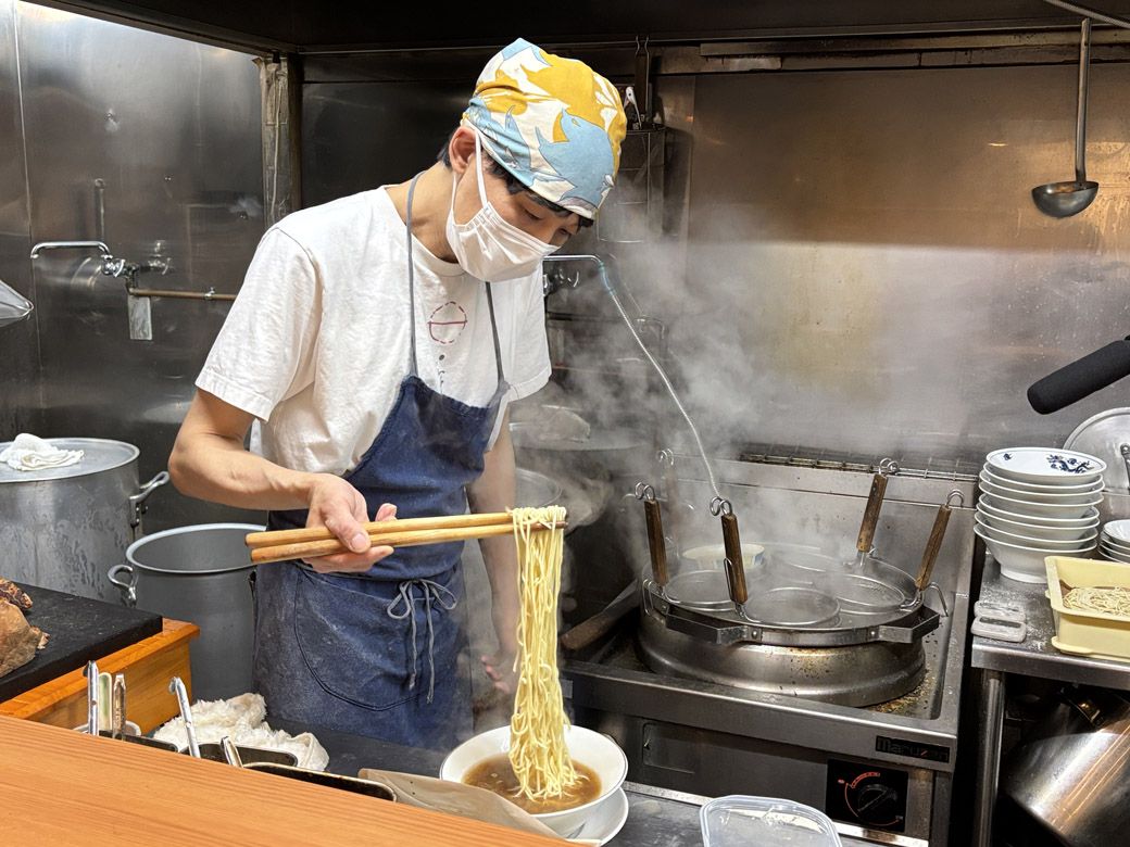 調理中の森さん（写真：筆者撮影）