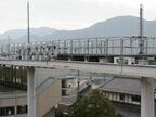 ワイヤーに引っ張られて運行する