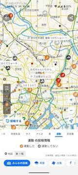 「晴れ」「くもり」「雨」のアイコンとともに、「レポートやるために…」「トラウマを思い出し…」といった天気とは無関係な日常つぶやきが混在。「天気アプリの意図せぬSNS化」を象徴的に表現している（画像：筆者撮影）