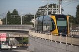 ゆいの杜西停留場を発車して専用軌道を走る宇都宮駅東口行きの電車（筆者撮影）