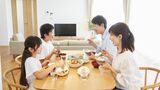 自宅で食事をするファミリー
