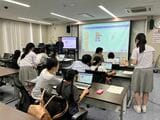 2025年6月に小山さんが開催した「育て理系好き小学女子！ 動物の餌やりゲームを作ろう！」。小学4〜6年生の女子とその保護者がプログラミングを学び、一緒に動物の餌やりゲームづくりに挑戦した（写真：小山さん提供）