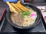 看板商品の肉ごぼ天うどん。九州特有の柔らかい麺や甘いだしが特徴だ（記者撮影）